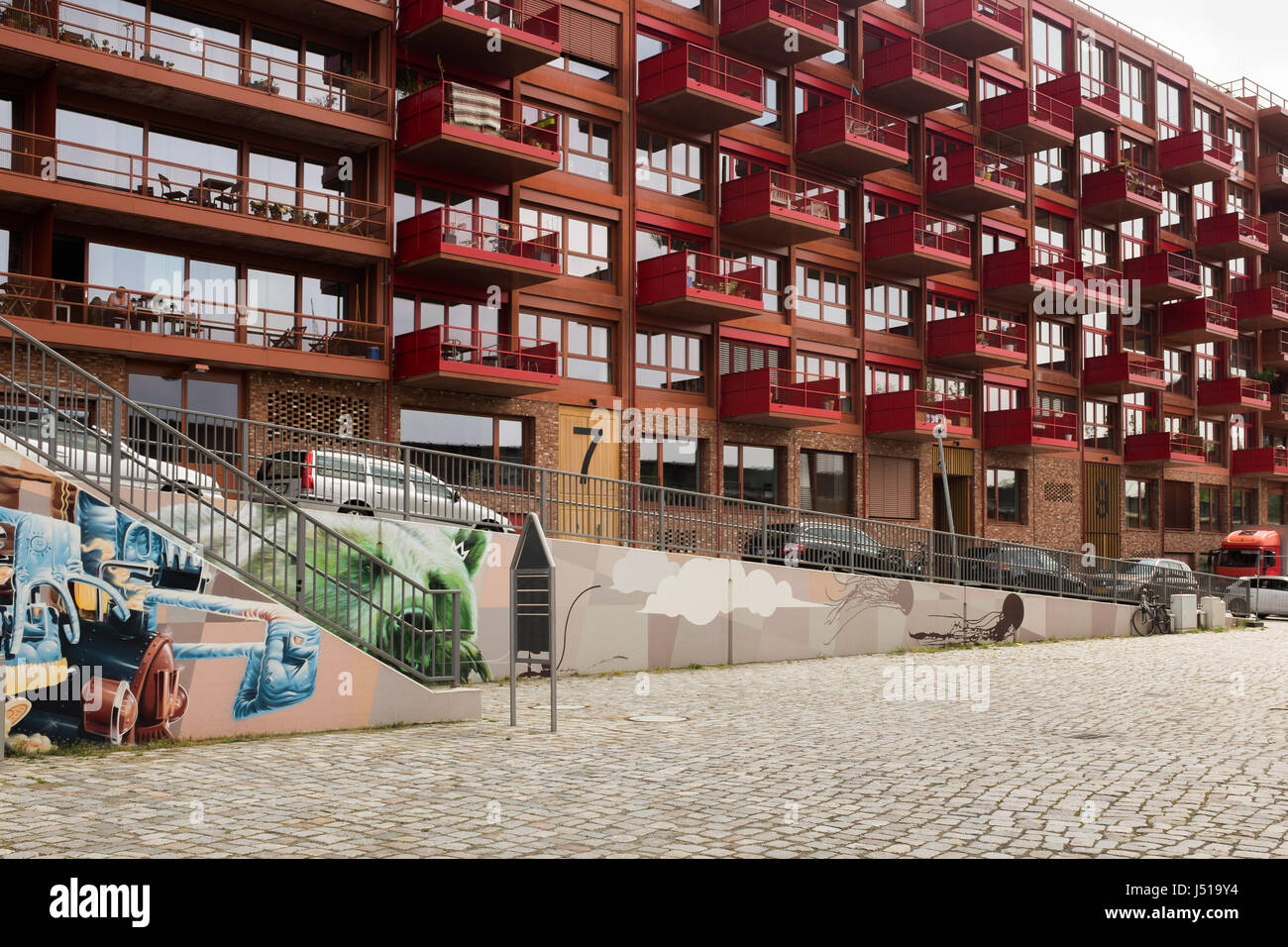 BERLIN, 3. Mai: "Lokdepot" rot, Bauten moderner Architektur auf einem Ex-Bahngelände von den Berliner Architekten Nils Buschmann und Tom Friedrich in Stockfoto