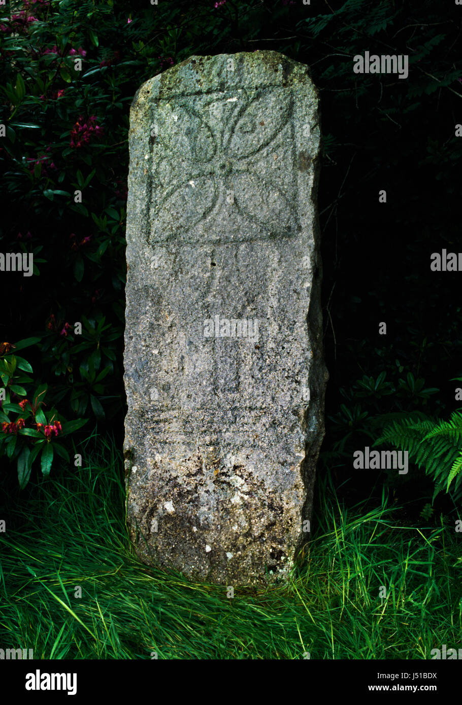 Eine piktische Symbol Stein auf Isle of Raasay vor Skye, Schottland, mit heidnischen & christliche Symbole wie ein Flabellum (rituelle Lüfter) mit gleich-Arm Kreuz. Stockfoto