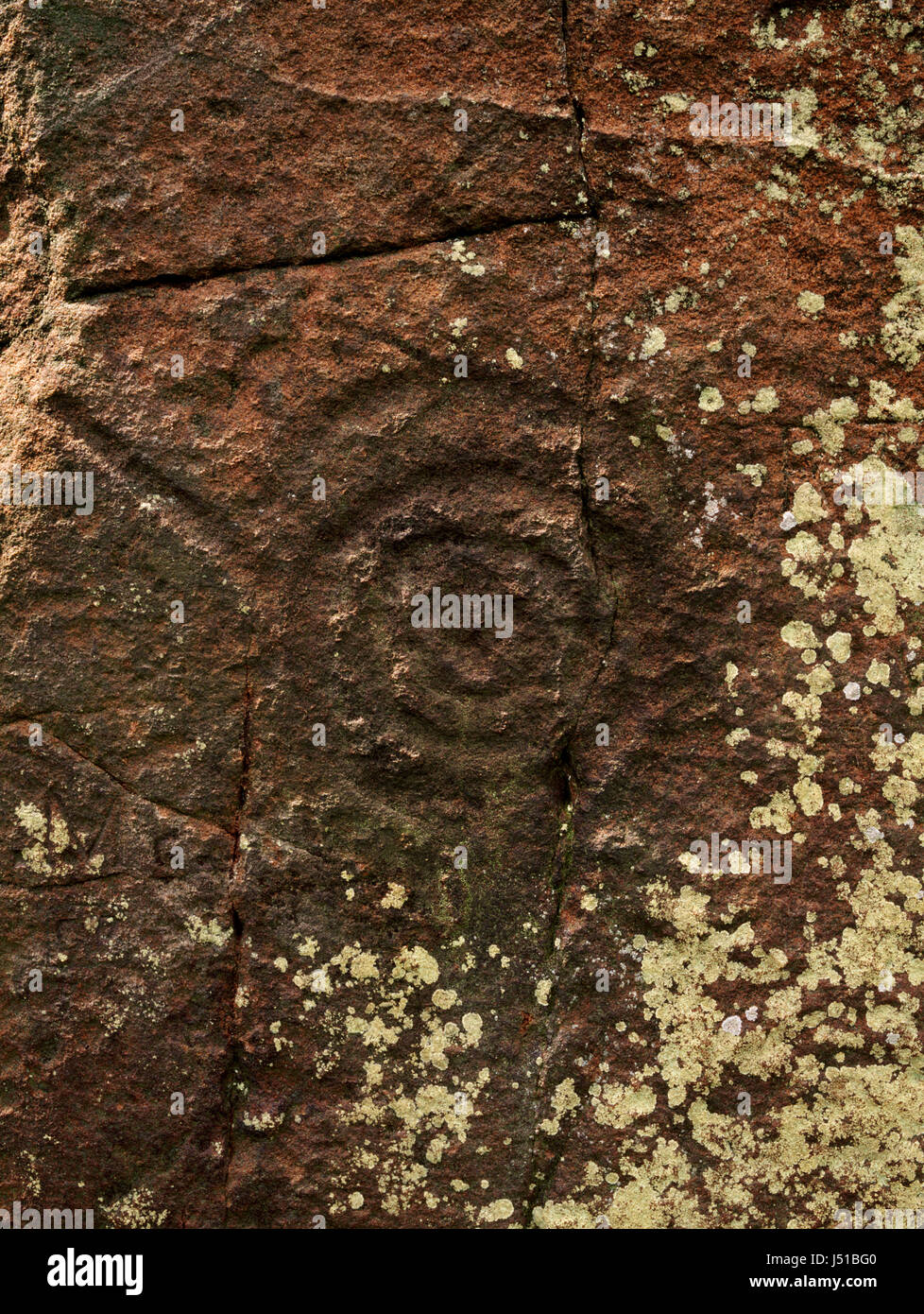 Detail der oberen Schnitzerei aus konzentrischen Ringen auf dem SE Gesicht von langen Meg stehend Stein, Cumbria. Die spitz zulaufenden aus rotem Sandstein-Säule steht auf der SW Stockfoto