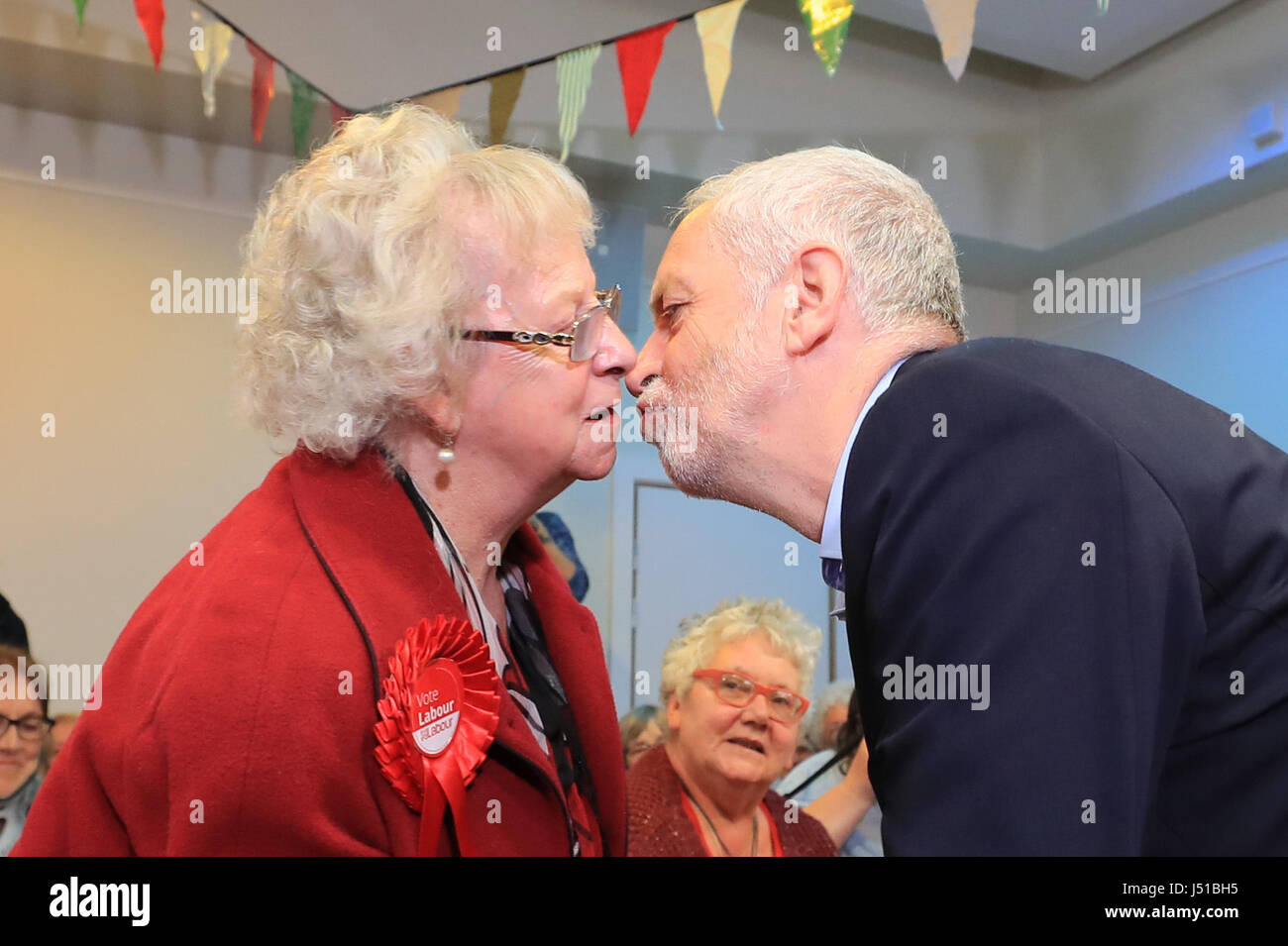 Labour-Chef Jeremy Corbyn grüßt ehemalige Halifax MP Alice Mahon, 79, in Hebden Bridge Town Hall, bei einem allgemeinen Wahlen Kampagne Besuch. Stockfoto