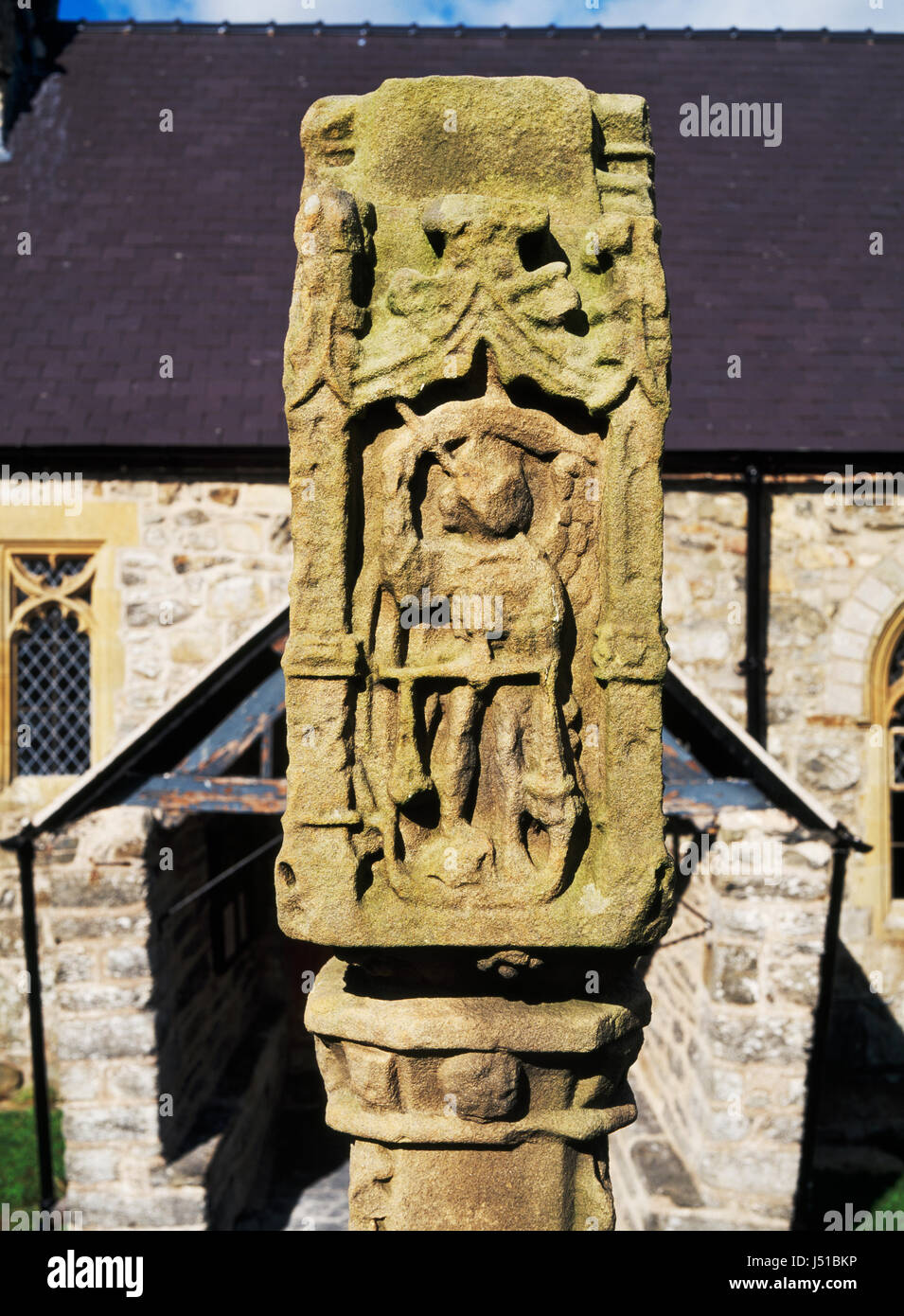 Erodierte St. Michael-Figur mit Flügeln, erhobenem Schwert & Waage der Gerechtigkeit auf S Gesicht C15th Predigt Kreuz in St. Marys Kirchhof, Derwen, Nordwales. Stockfoto