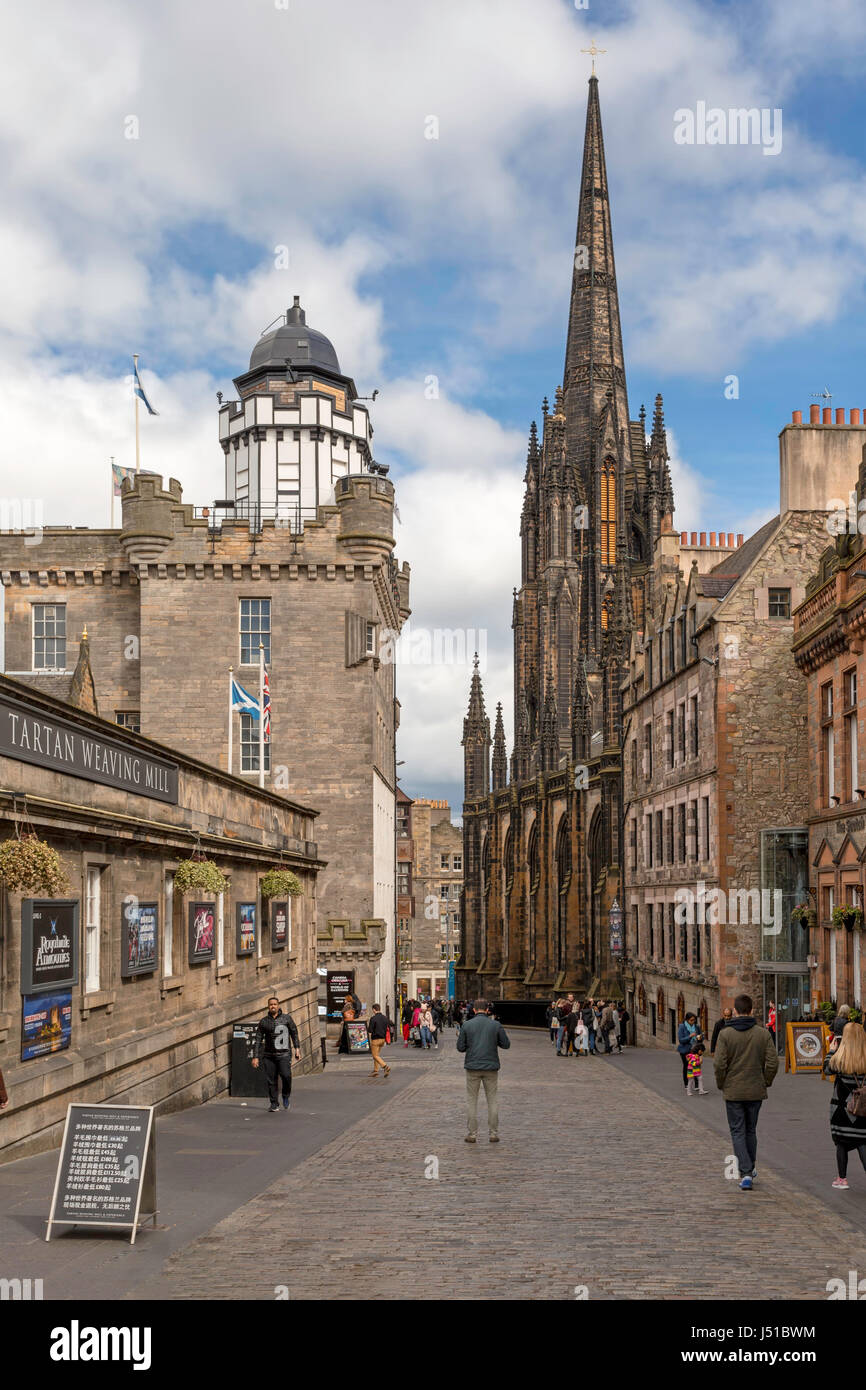 Castlehill, Teil der Royal Mile mit direktem Blick auf die Kirche St. Columba es-von-Le-Château, erbaut im frühen englischen gotischen Stil, Edinburgh, Schottland. Stockfoto