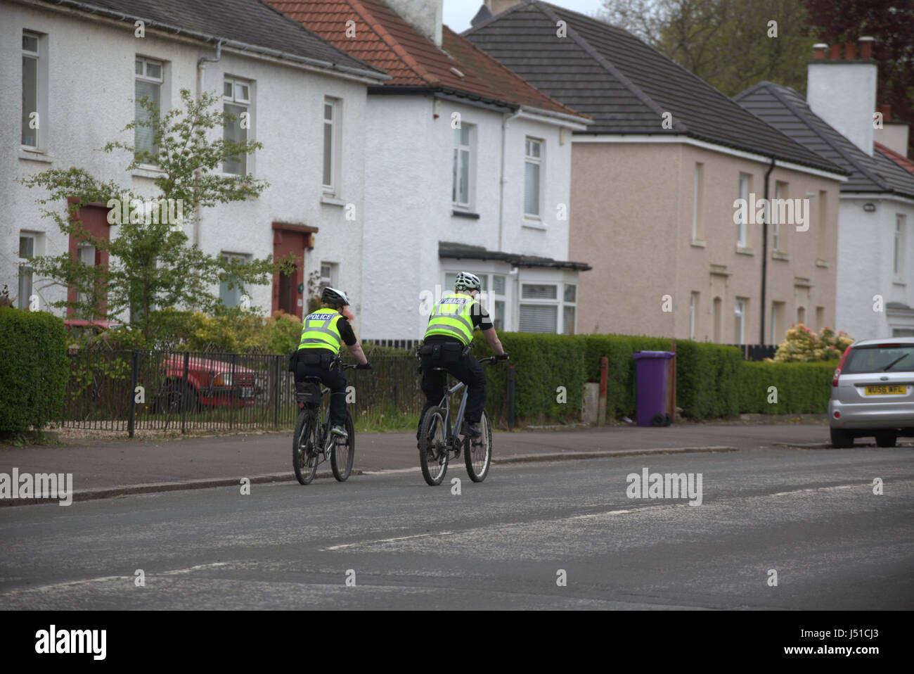 Schottische Polizei Mann und Frau auf Fahrrad auf Glasgow Straßen Stockfoto