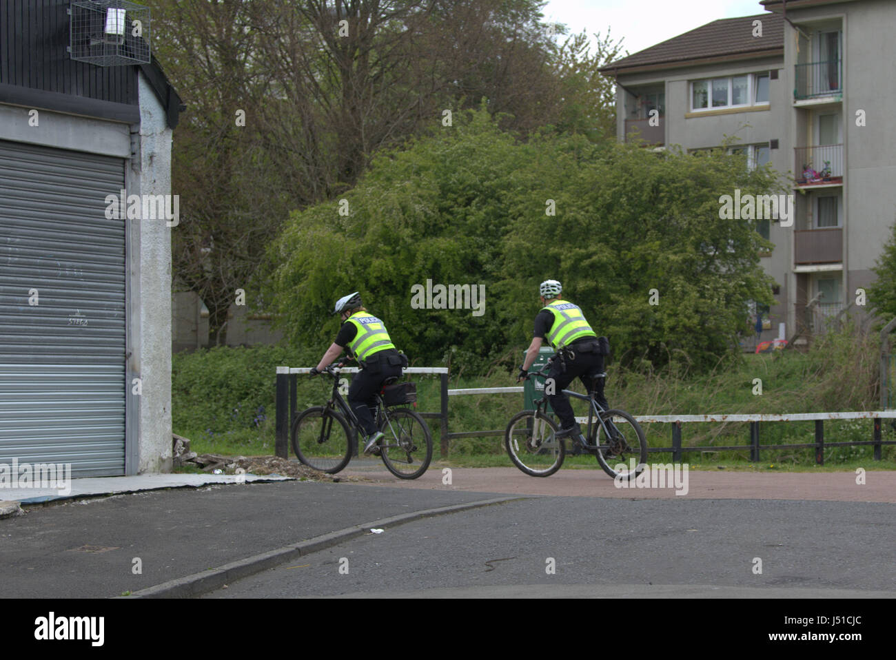 Schottische Polizei Mann und Frau auf dem Fahrrad Fahrrad auf Glasgow her Clyde Canal schottische Polizei Mann und Frau auf Fahrrad auf dem Leinpfad Stockfoto