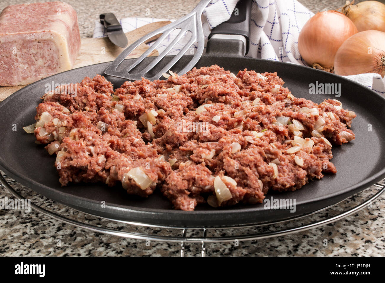 Corned beef pfanne -Fotos und -Bildmaterial in hoher Auflösung – Alamy