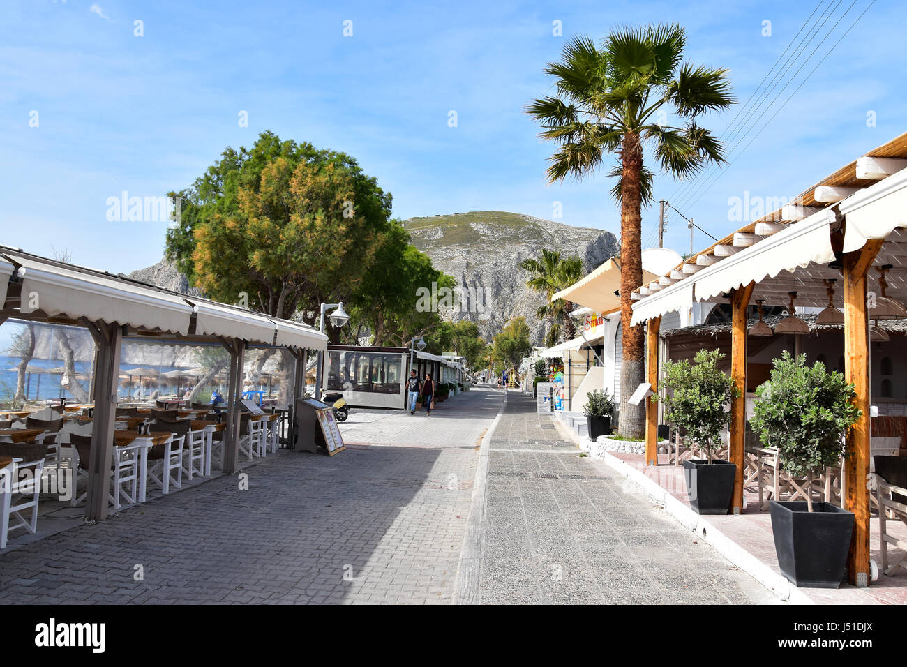 Straßenansicht der Hotels am Meer Restaurant in Kamari, Santorini, Griechenland Stockfoto