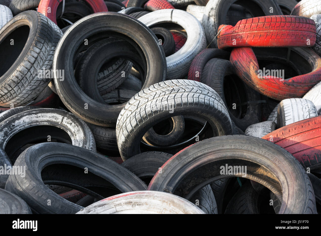 Vielzahl von Rot Weiß und Schwarz Abfall Autoreifen in einem großen Haufen gestapelt Stockfoto