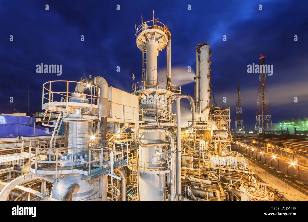 Chemische Fabrik zur Herstellung von Ammoniak und Stickstoff-Düngung auf Nacht. Stockfoto