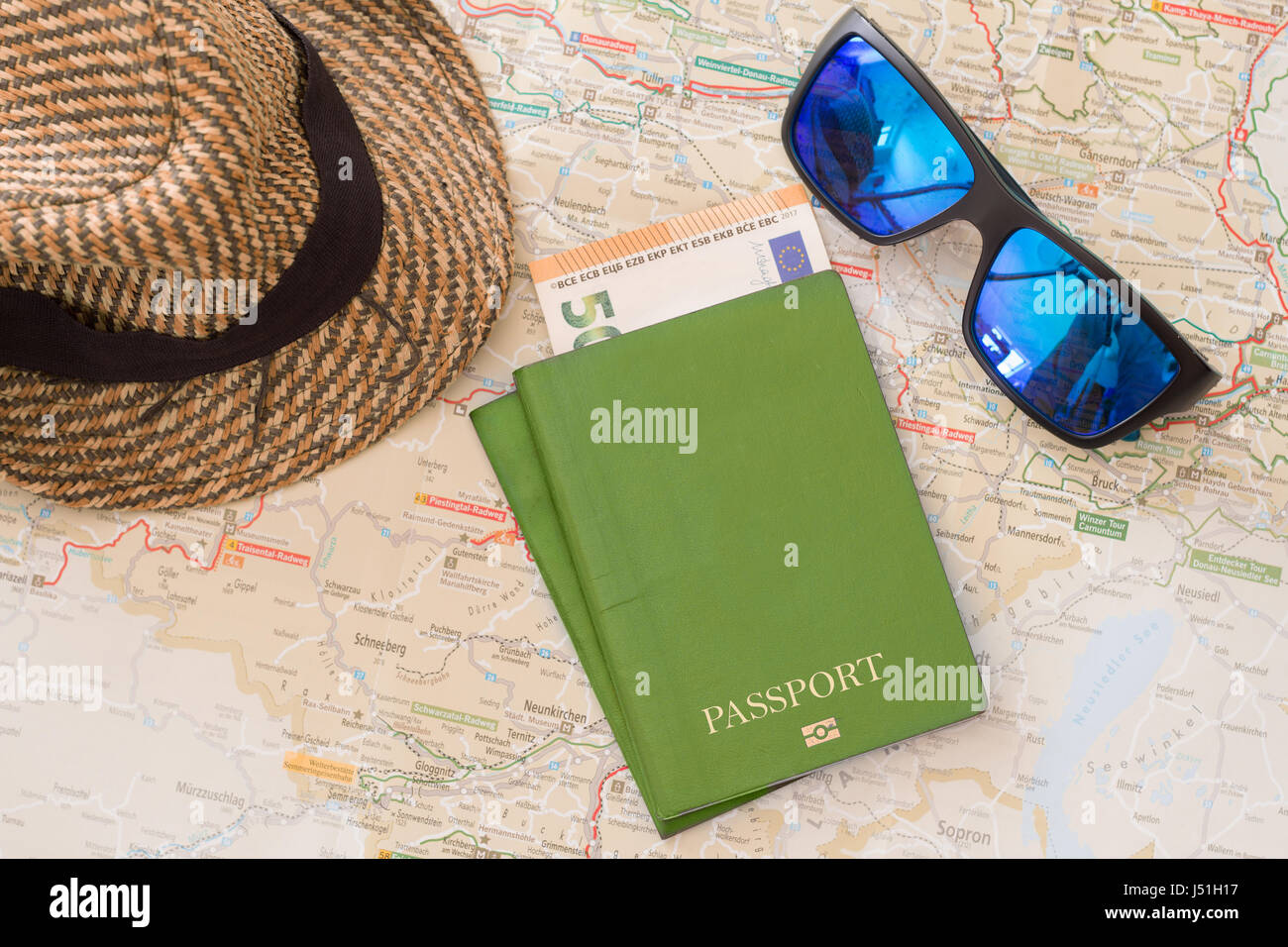 Reisen Sie Urlaub Reiseplan, Draufsicht Pass, Karte, Geld und Sonnenbrillen Stockfoto