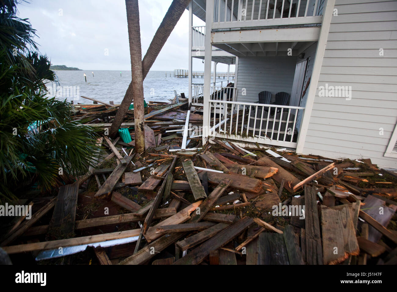 Sturm Schutt aufgetürmt gegen Island Ort Eigentumswohnungen in Cedar Key Florida nach Hurrikan Hermine Stockfoto