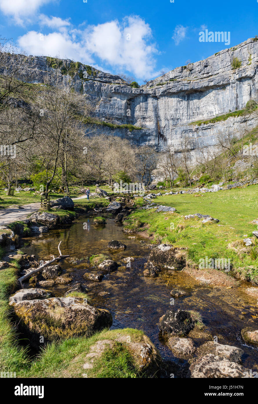 Malham Beck neben dem Fußweg zum Malham Cove, Malham, Malhamdale, Yorkshire Dales National Park, North Yorkshire, England, UK. Stockfoto