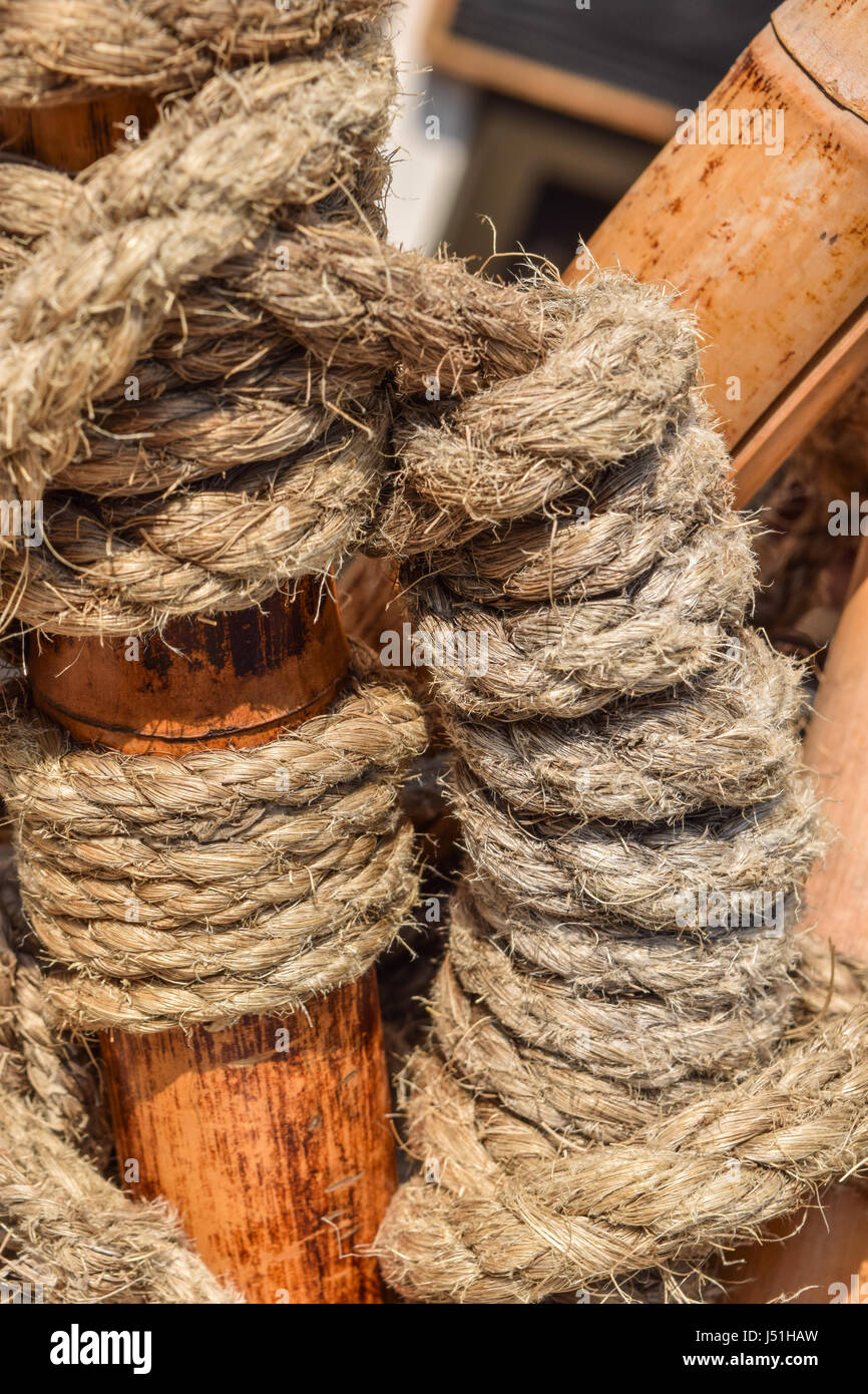 Nahaufnahme von Seil Knoten auf Bambusstäbchen Stockfoto