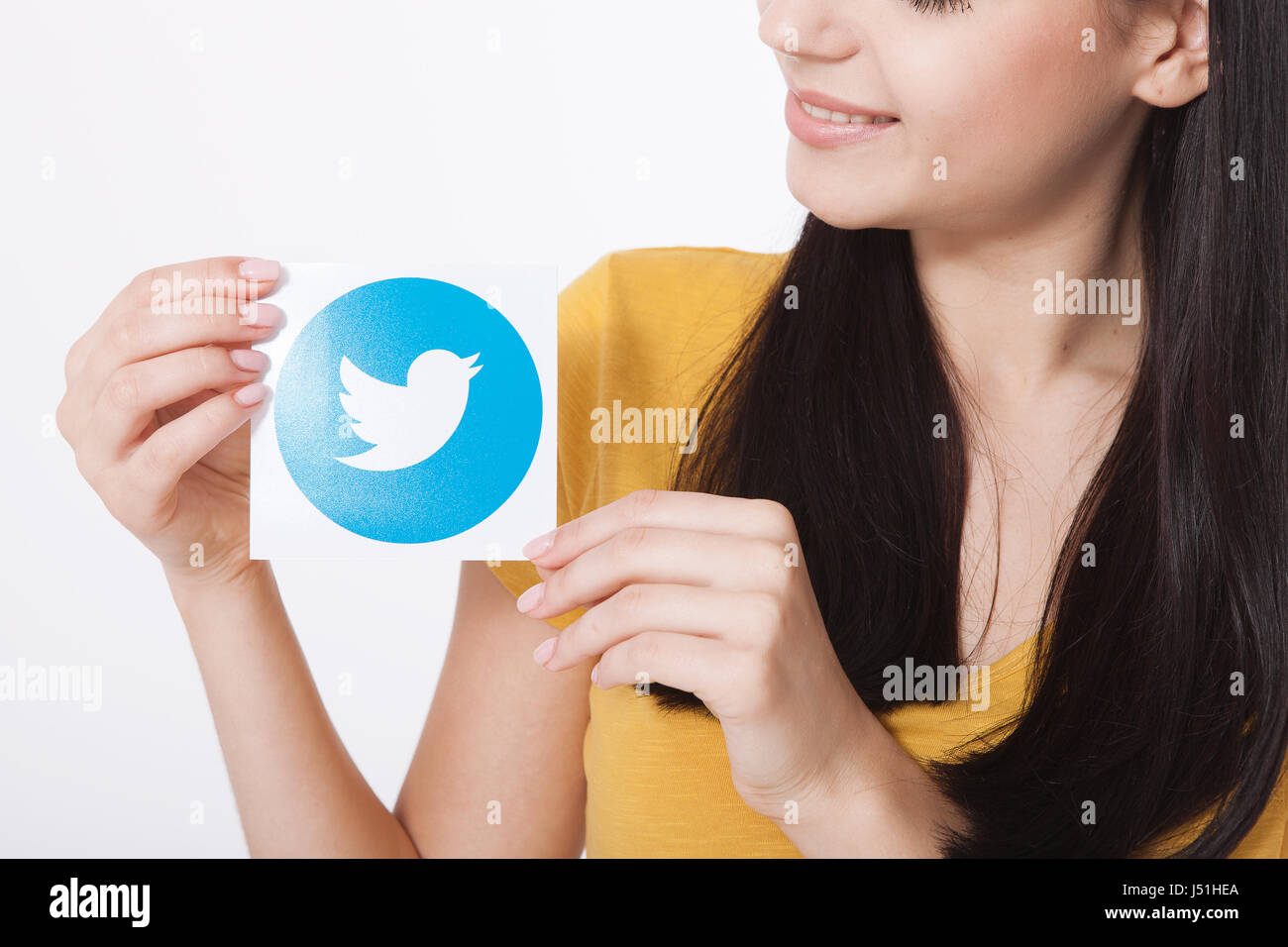 Kiew, UKRAINE - 22. August 2016: Frau Hände halten Twitter Logo Icoi Vogel bedrucktes Papier. Twitter ist ein social Networking-Onlinedienst, mit dem Benutzer senden und Lesen von SMS-Nachrichten. Stockfoto