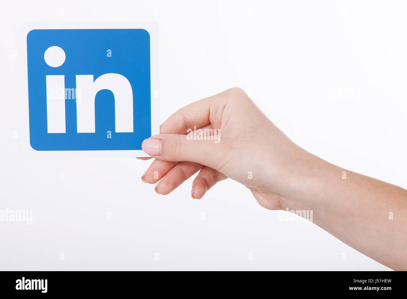 Kiew, UKRAINE - 22. August 2016: Frau Hände halten Linkedin Symbol Zeichen auf Papier auf weißem Hintergrund gedruckt. LinkedIn ist Geschäft Sozialnetzwerkanschlußservice. Stockfoto