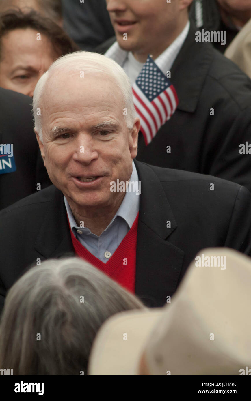 KEENE, NH / USA - 7. Januar 2008: US-Senator John McCain spricht mit Anhängern auf ein Outdoor-Kundgebung am letzten Tag vor der 2008 NH primäre. Stockfoto