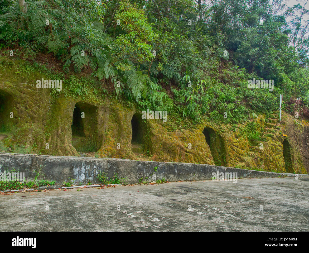 Höhle in der Nähe von einem taiwanesischen Tempel im Dorf Pingxi moosbedeckten Felsen. Pingxi ist eine Kleinstadt in New Taipei Stockfoto