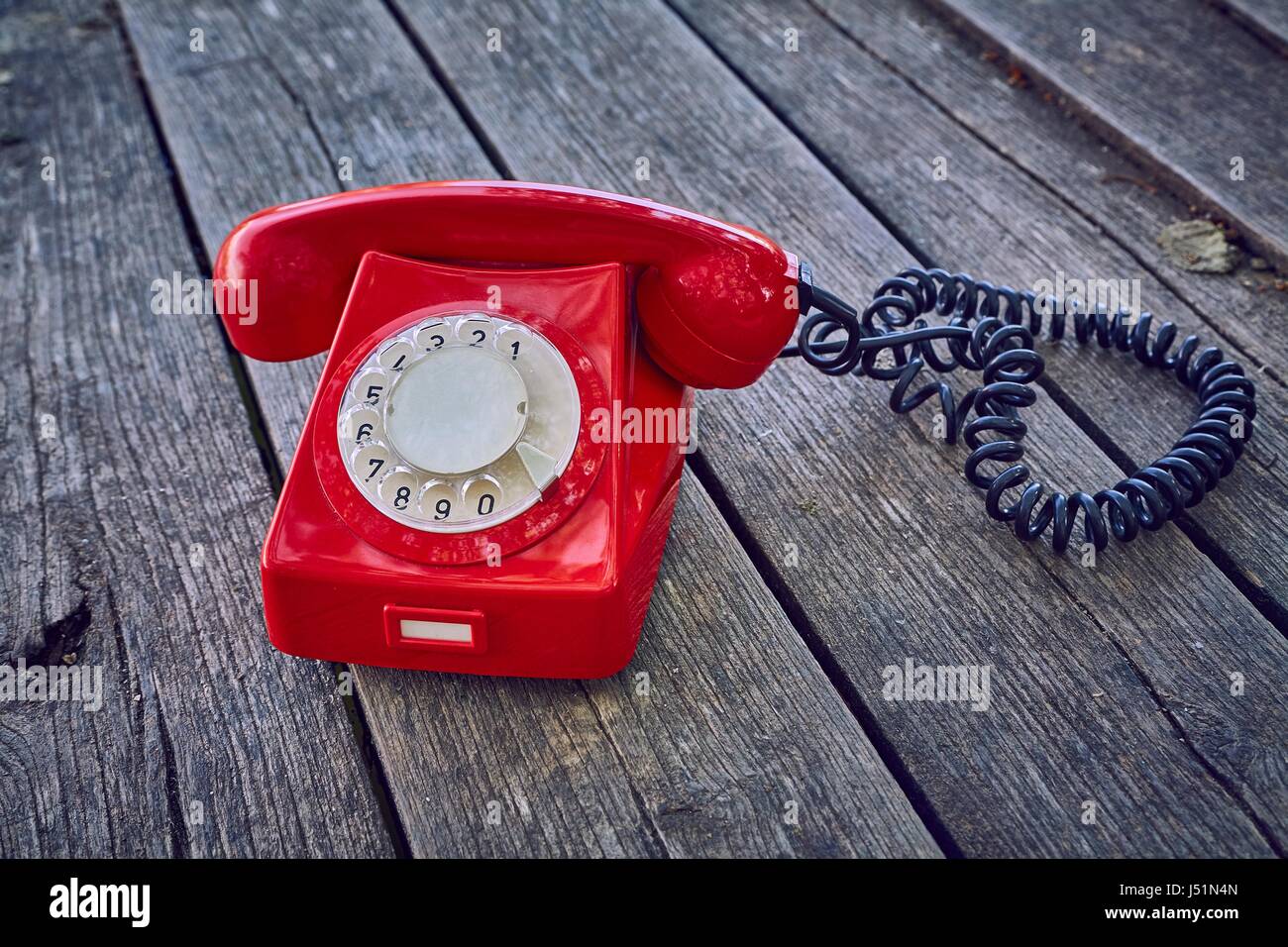 Altes Telefon auf Holzbrettern Stockfoto