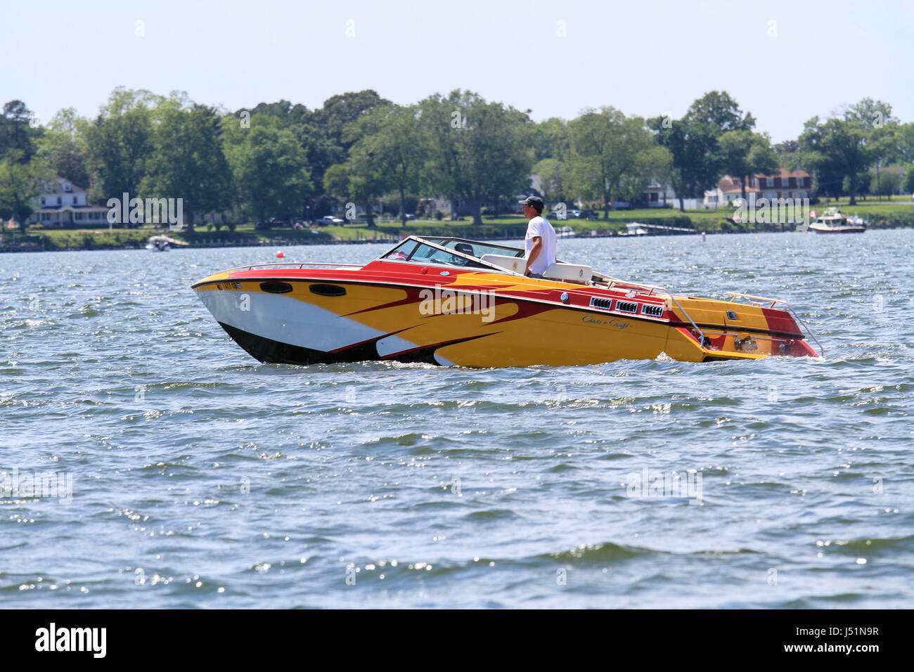 Boote mit Leuteaufpassen Cambridge Power Boat Regatta - The Cambridge Classic - der erste Wettkampf im Jahr 2017 die Hydroplane Racing League. Stockfoto