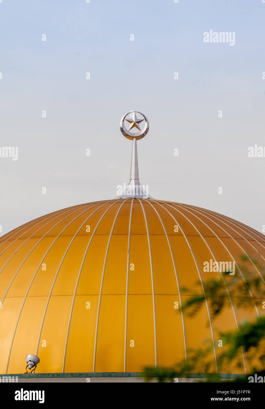 Der Stern und Halbmond, ein Symbol des Islam, steht am Anfang die goldene Kuppel einer Moschee in Kuala Lumpur, Malaysia, Südost-Asien. Stockfoto