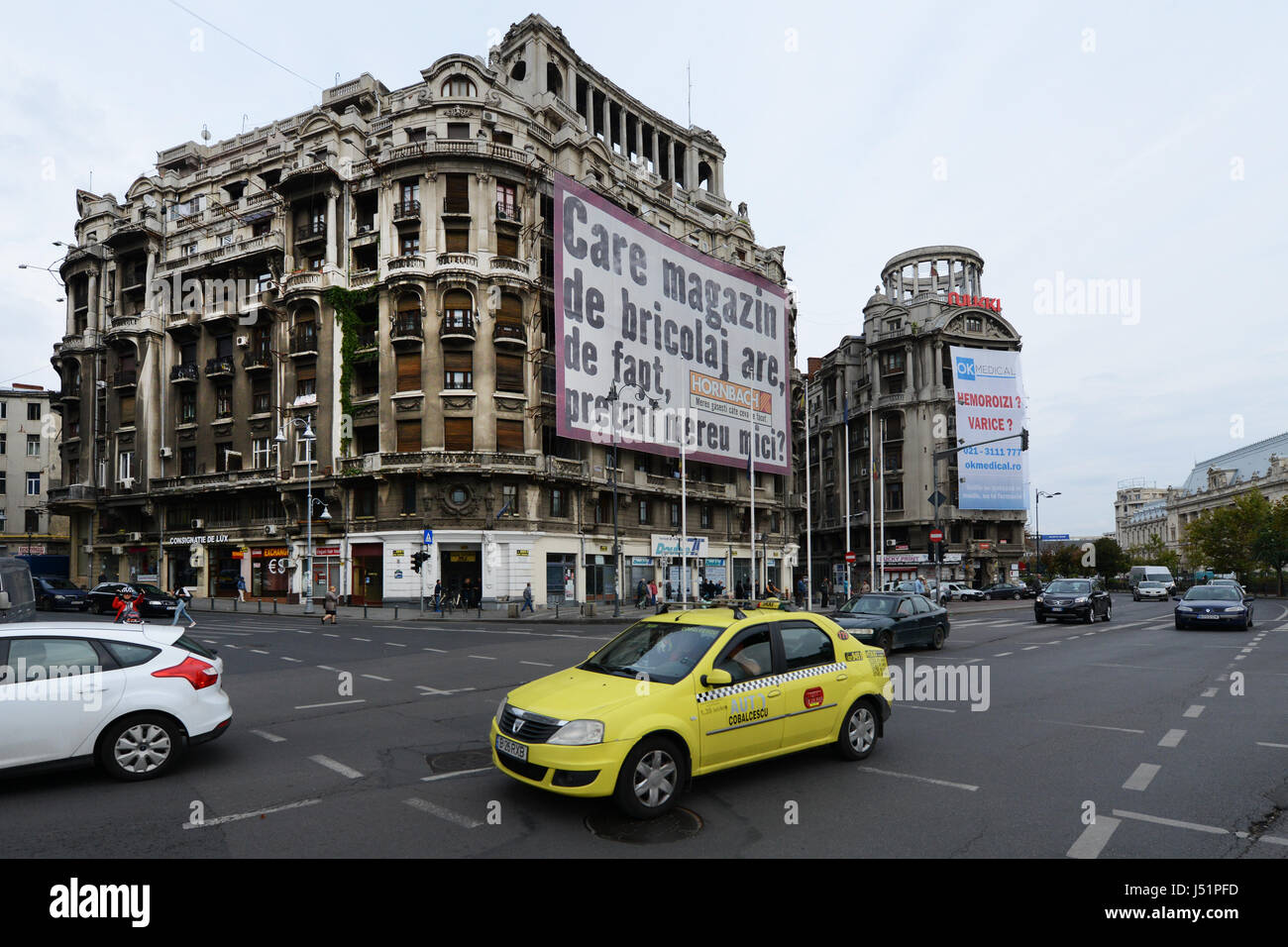 Eine alte, mehrstöckiges Gebäude für große Werbung in Piata Natiunile Unite Square in Bukarest, Rumänien verwendet. Stockfoto
