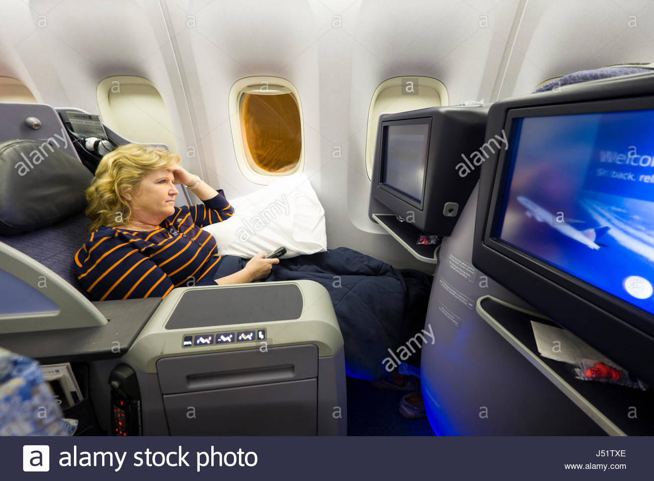 Frau Sitzt In Der First Class Kabine An Bord Eines United