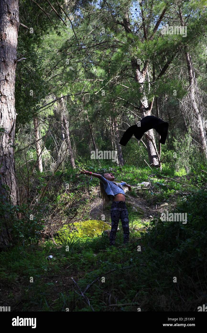 Junges Mädchen tanzt allein im Wald. Model-Release verfügbar Stockfoto