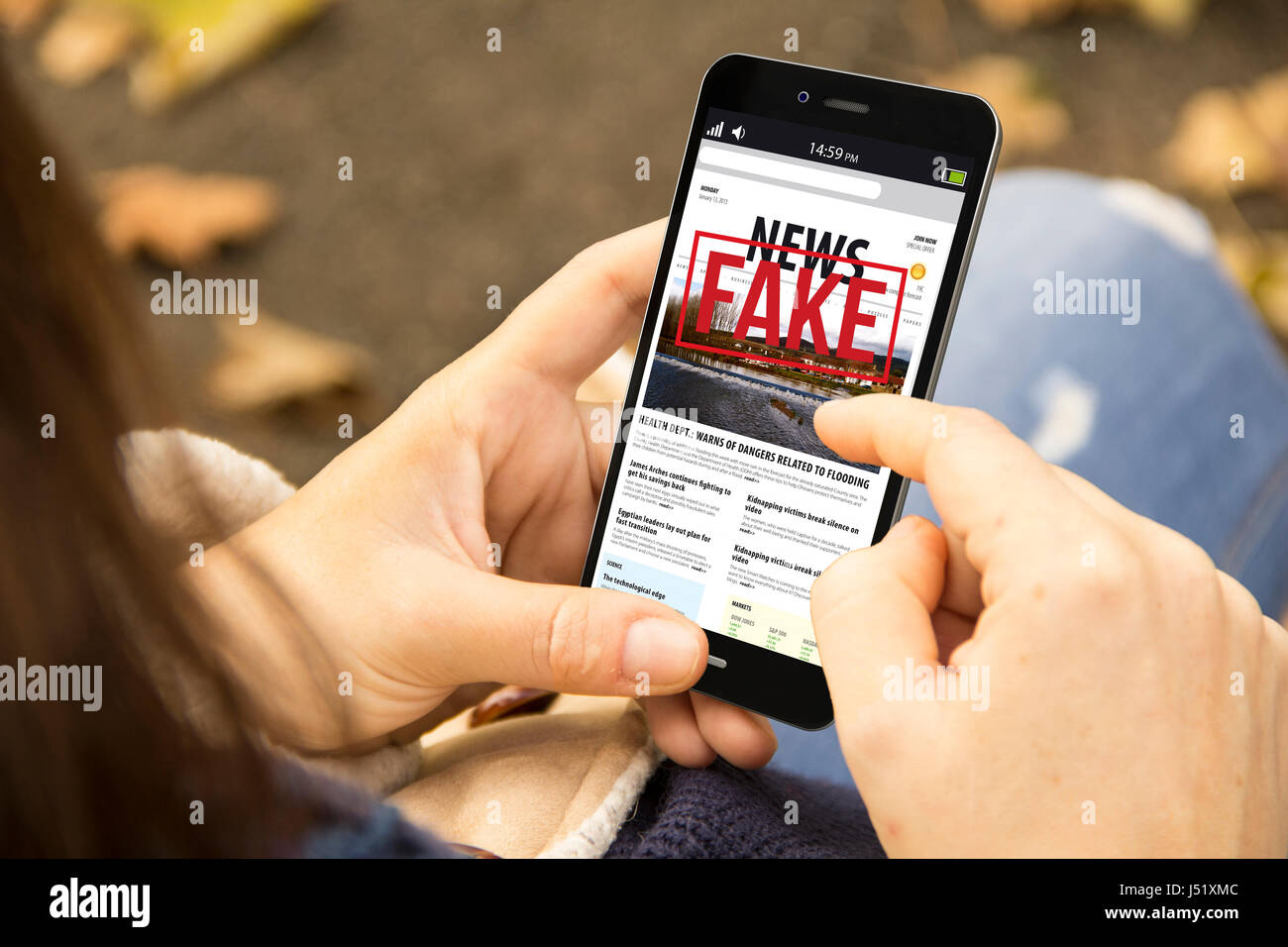 Medientechnik und modernen Lifestyle-Konzept: junge Frau mit Smartphone lesen gefälschte Nachrichten im Park Stockfoto