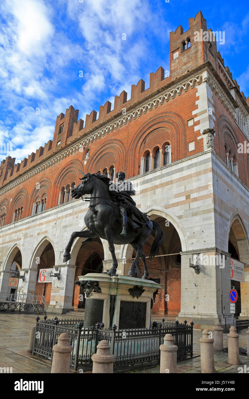 Equestrian Statue von Ranuccio Farnese und Palazzo del Comune genannt auch Palazzo Gotico in Piazza Cavalli, Piacenza, Emilia-Romagna, Italien, Europa. Stockfoto