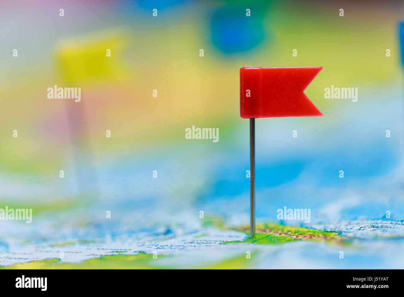Reisekonzept mit Flagge Pins und Weltkarte. Stockfoto