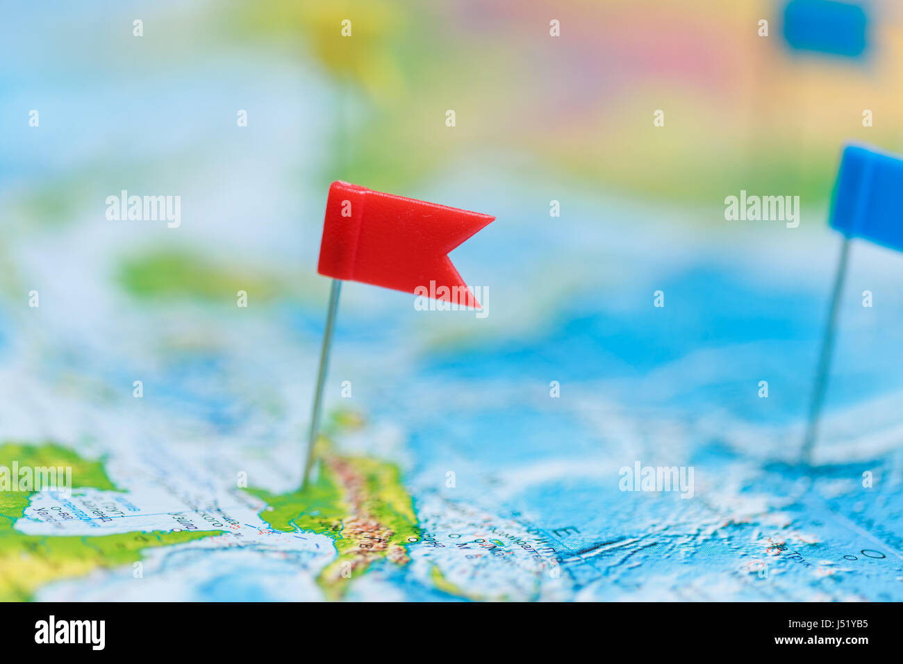 Reisekonzept mit Flagge Pins und Weltkarte. Stockfoto