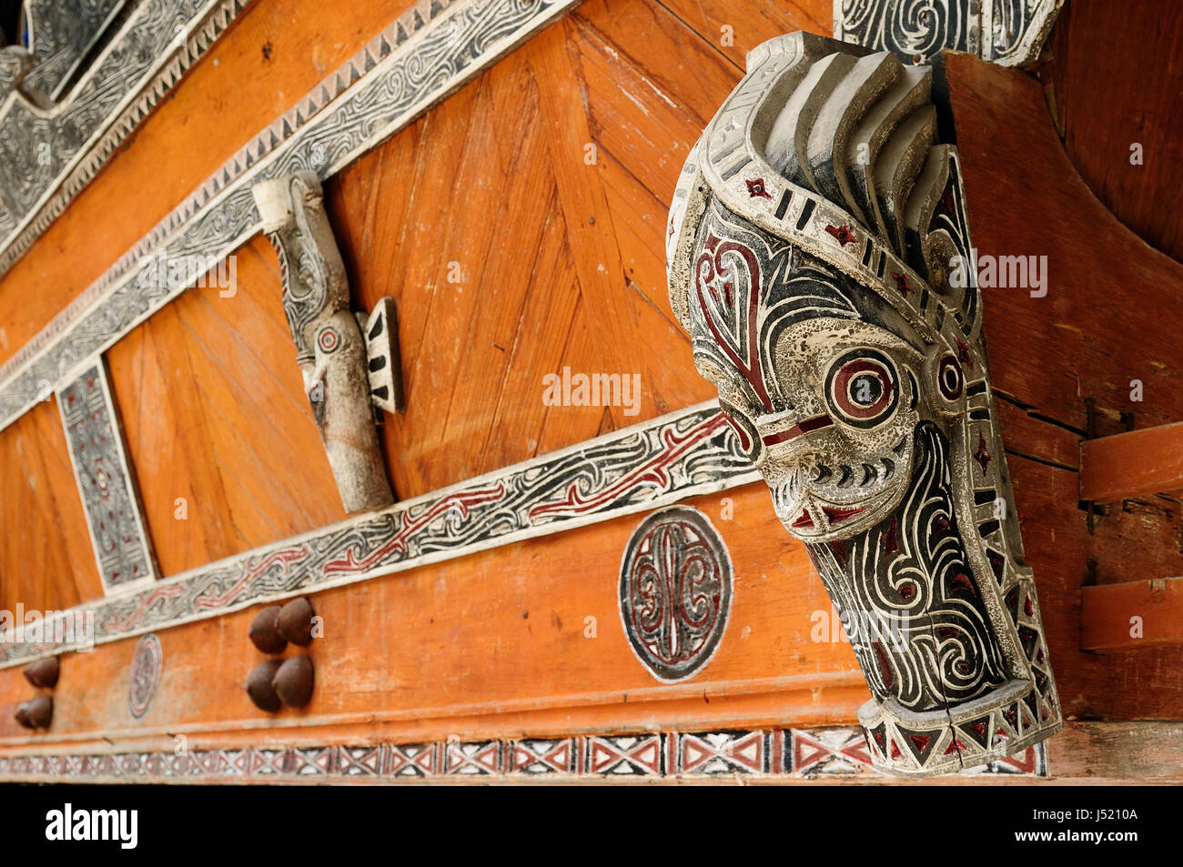 Batak carving Totem stehend in der Mitte des Dorfes im Bereich der Toba-See. Indonesien Stockfoto