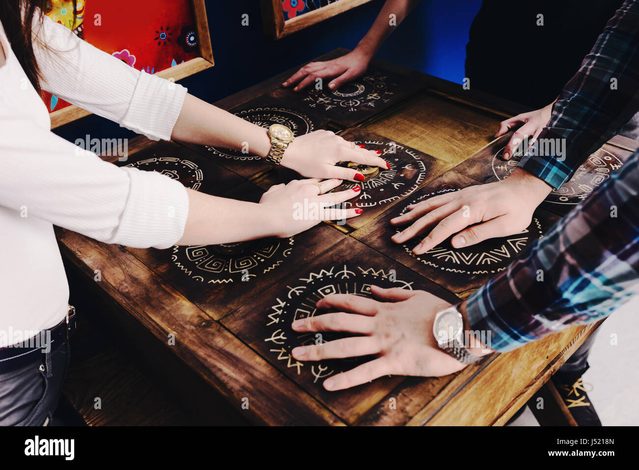 Bewegen sich die Zeiger der Jugendlichen Stücke des mexikanischen Stil versucht, raus aus der Falle, das Spielkonzept Zimmer entkommen Stockfoto