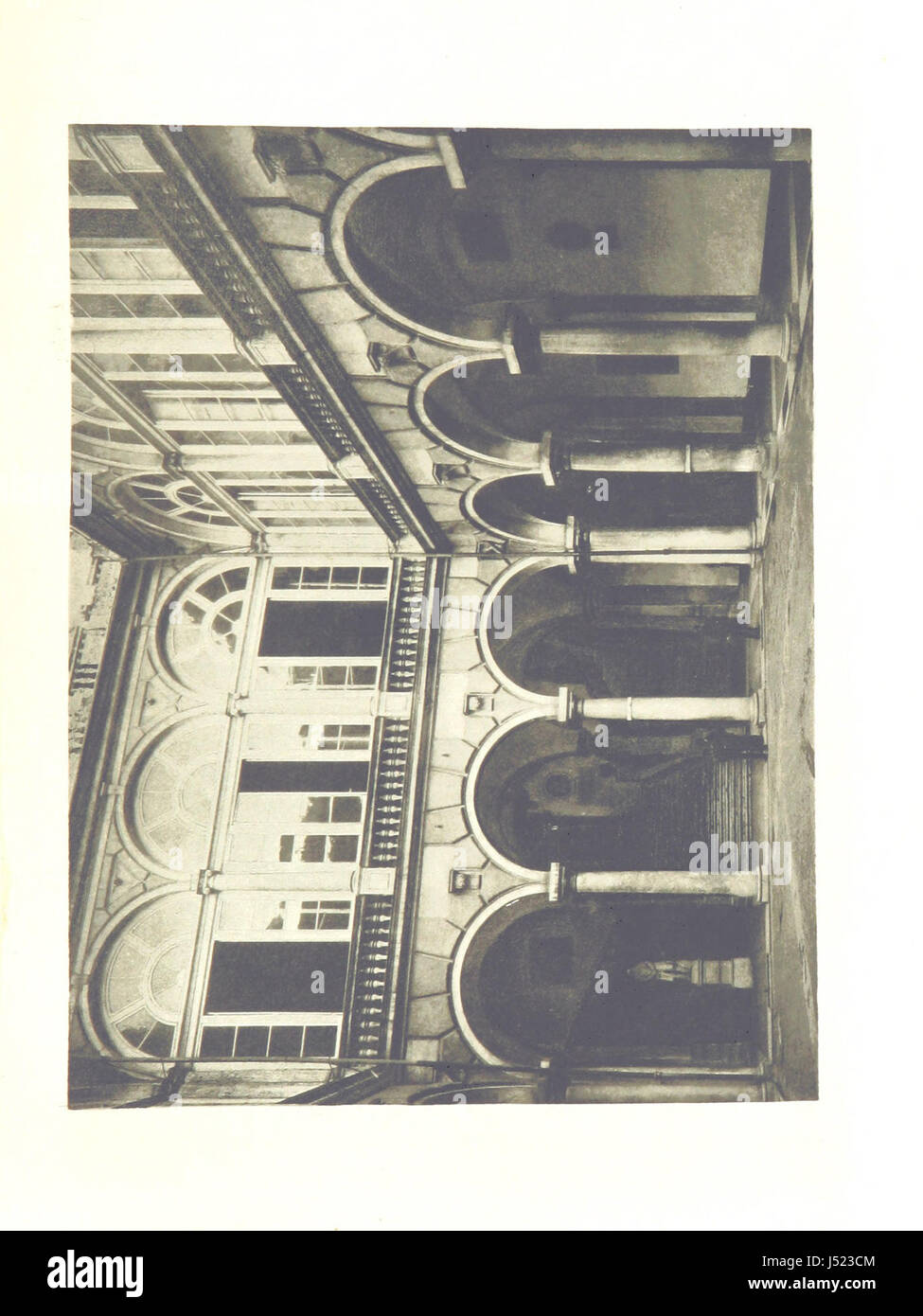 Diese illustrierte Arbeit zeigt Genua, eine historische Hafenstadt in Italien. Es erforscht seine kulturelle und architektonische Bedeutung, insbesondere seine Verbindung zu Christoph Kolumbus, der dort geboren wurde. Die Darstellung betont Genua' reiche maritime Geschichte, bemerkenswerte Wahrzeichen und seine Prominenz während der Renaissance. Stockfoto