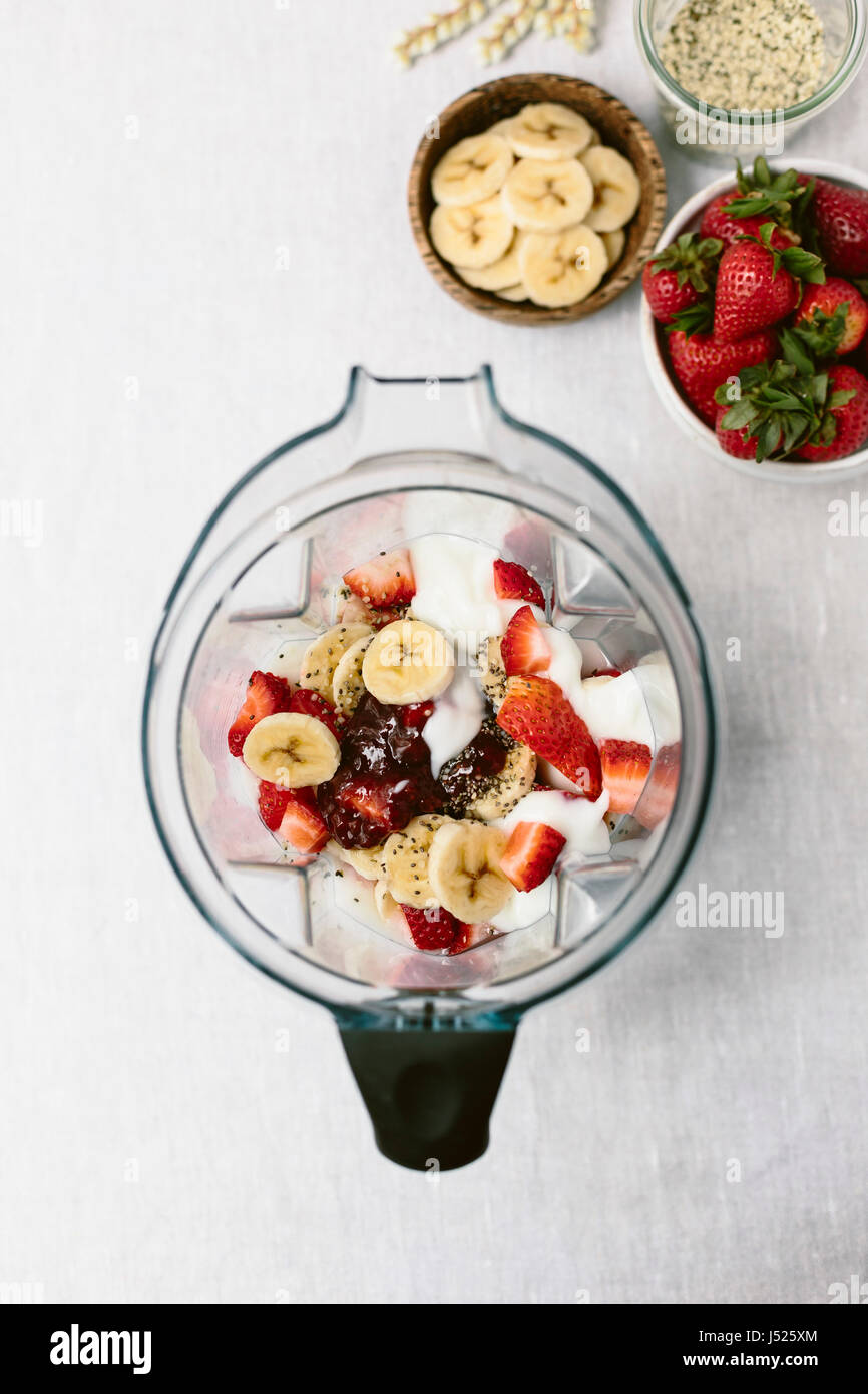 Die Inhaltsstoffe der Erdbeere Banane Smoothie ist aus der Draufsicht fotografiert. Stockfoto