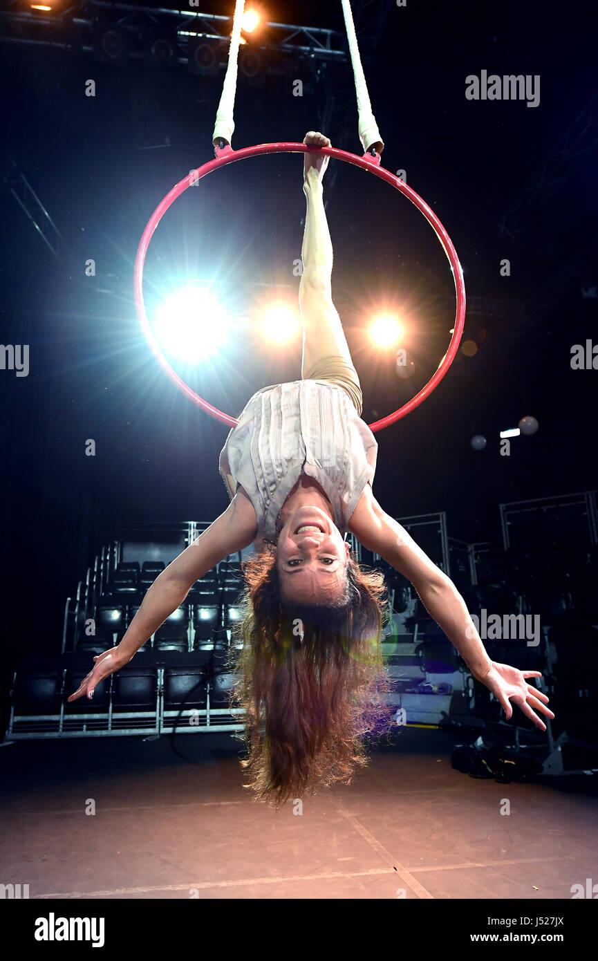 Kanadische Zirkus Troupe Flip FabriQue Durchführung Catch Me auf der Schattenseite-Festival in London. Stockfoto