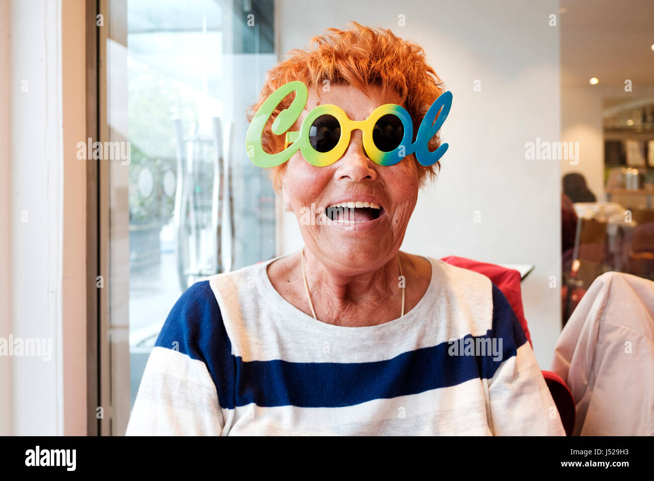 Eine ältere Dame oder alt im Alter Rentner eine gute Zeit und genießt eine lustige Zeit mit einigen Comic-coole Brille Stockfoto
