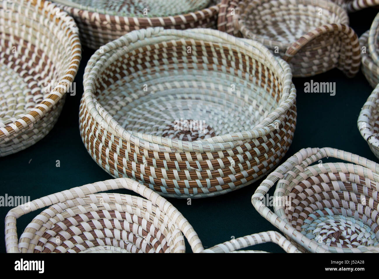 Charleston, South Carolina. Traditionelle Hand aufgewickelt Gullah Kultur Sweetgrass Körbe, gemacht von Süßgras und Rohrkolben. Eines der ältesten Handwerke in Uhr Stockfoto