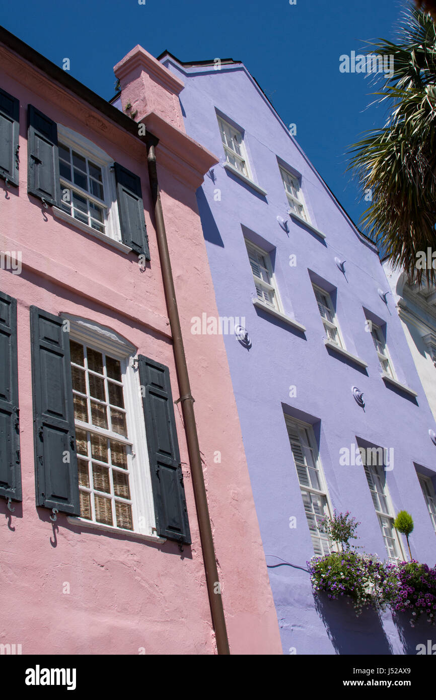 Charleston, South Carolina. Historischen Hafen East Bay aka Straße Rainbow Row für die bunt bemalten Häusern. Stockfoto