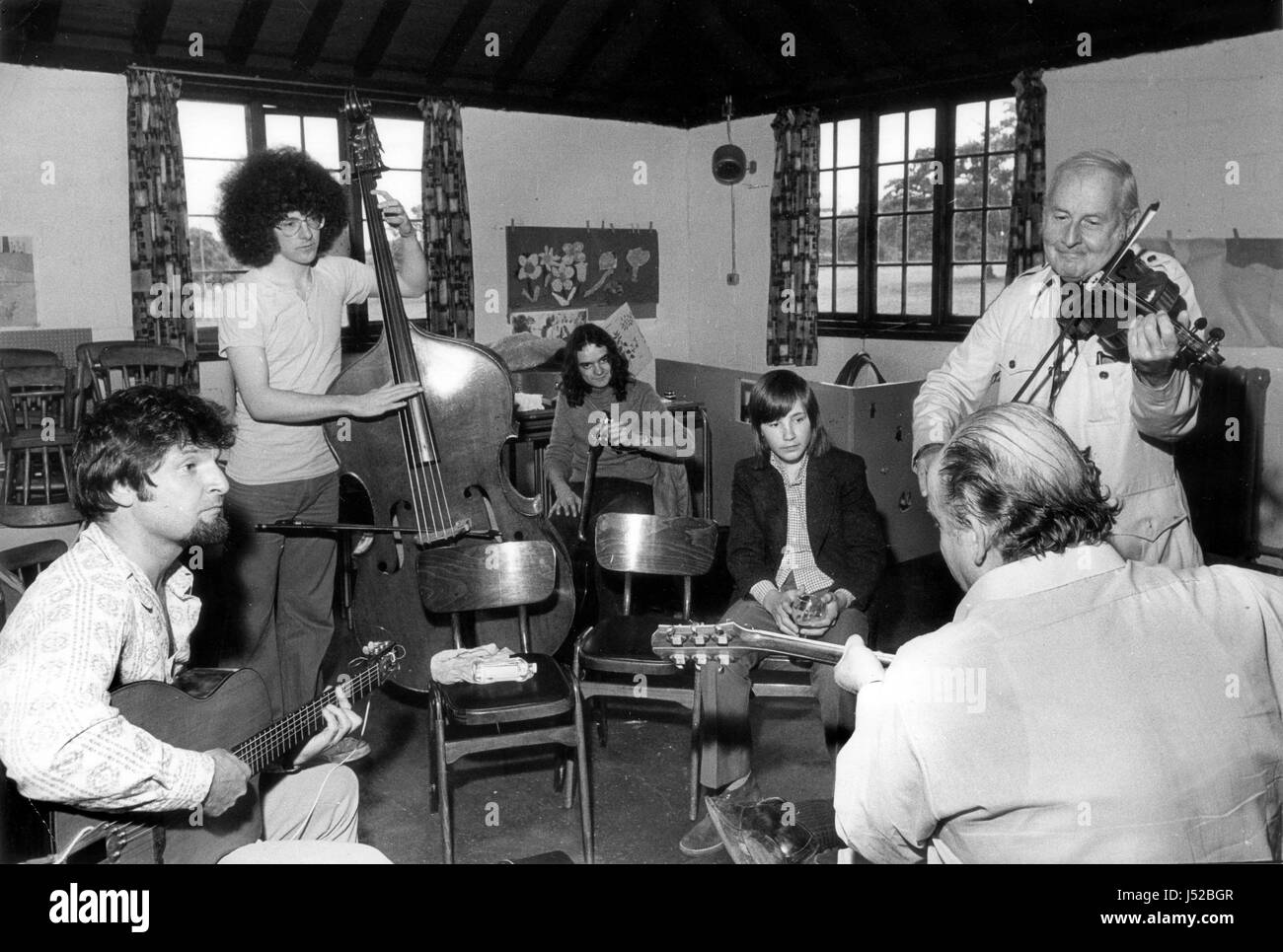 Der legendäre Geiger Stephane Grappelli und der Gitarrist Diz Disley (links) probten im Worfield Village Hall, bevor sie 1973 ihren Höhepunkt erreichten. Bild von DAVID BAGNALL Stockfoto