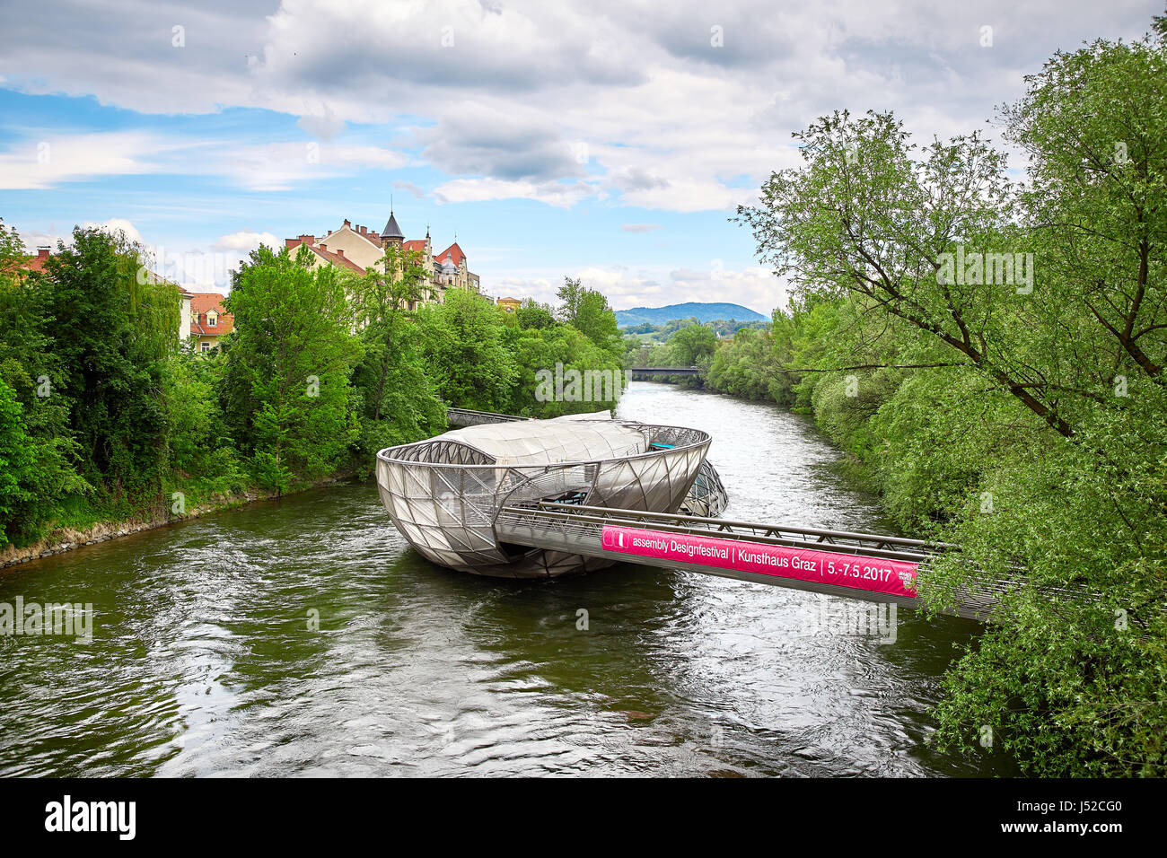 Graz, Österreich - 7. Mai 2017: Die Murinsel Brücke in Graz Altstadt Stockfoto