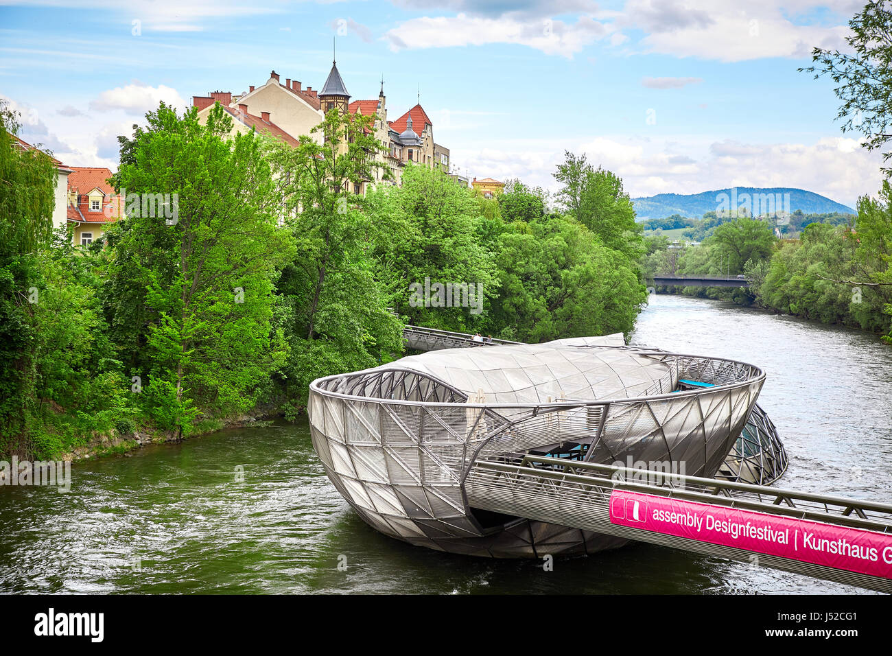 Graz, Österreich - 7. Mai 2017: Die Murinsel Brücke in Graz Altstadt Stockfoto