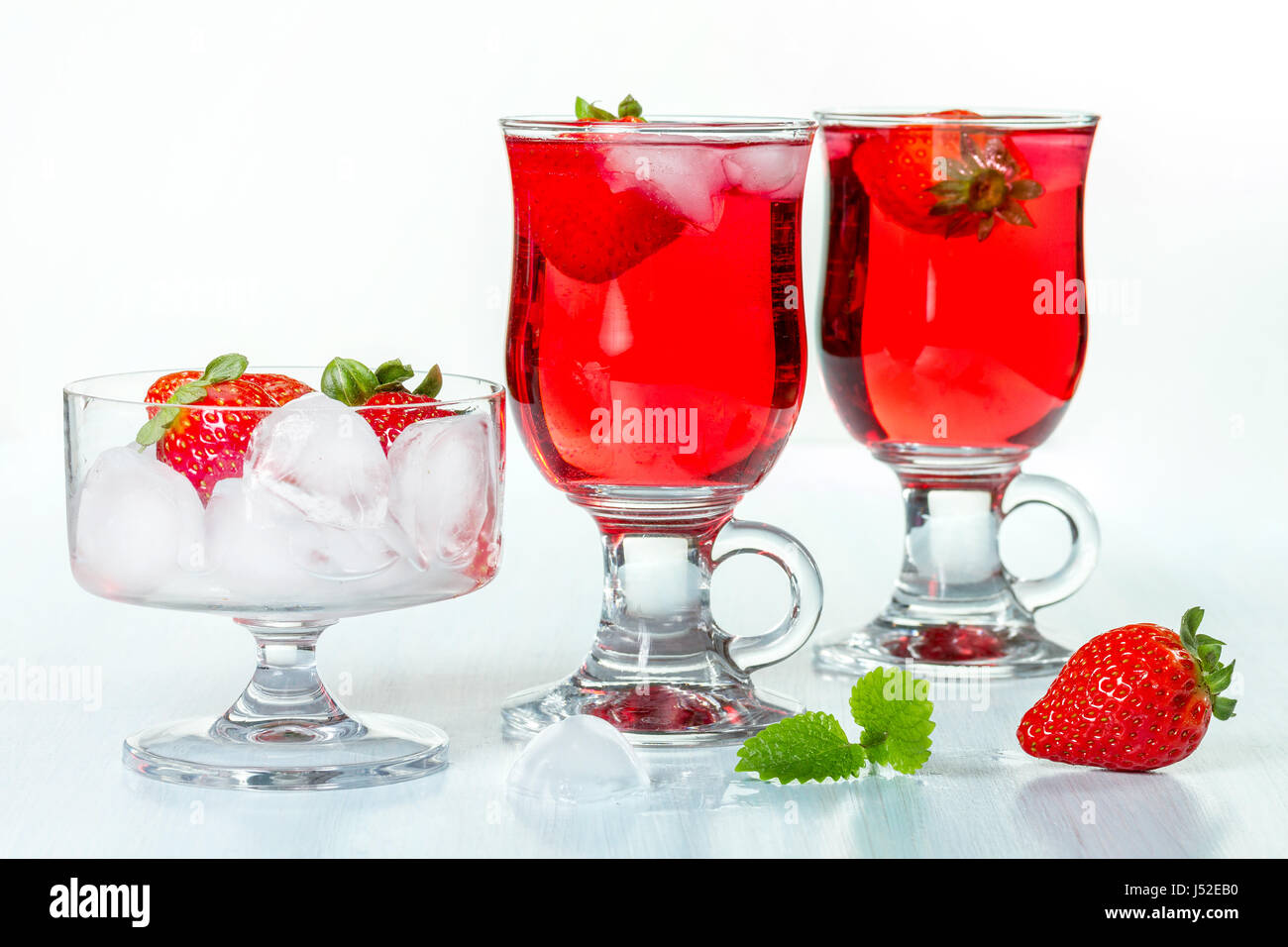 Alkohol-cocktail mit Erdbeeren und Minze Stockfoto