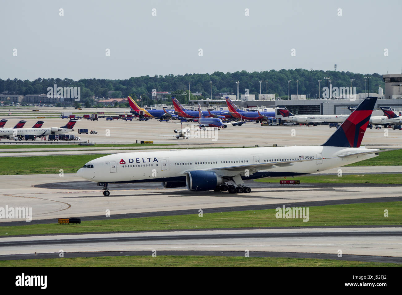 Delta Airlines Boeing 777-200LR Rollen in Hartsfield-Jackson Atlanta International Airport Stockfoto