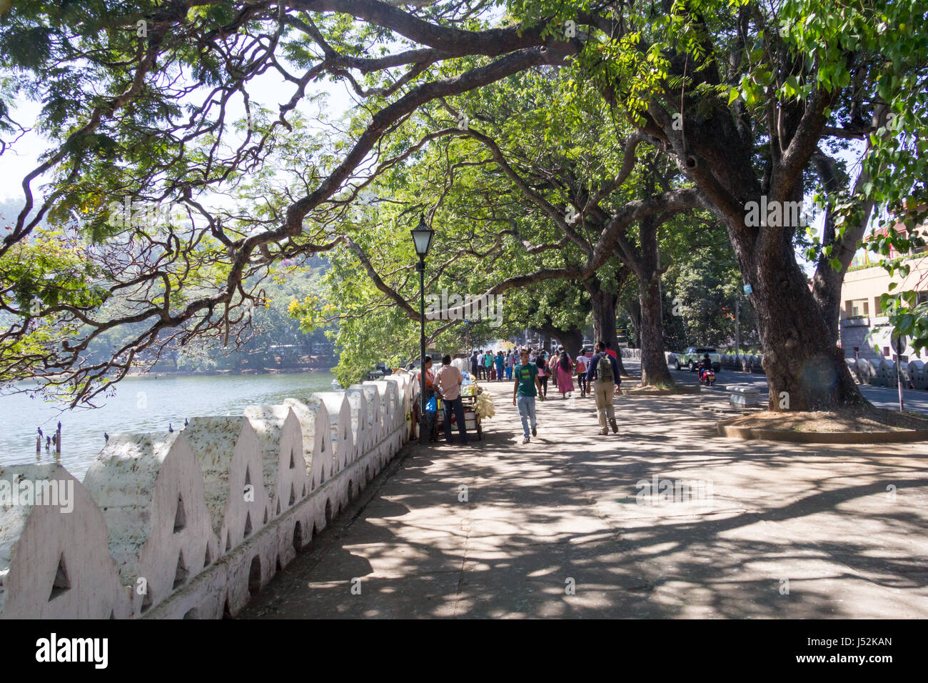 Menschen zu Fuß auf der Promenade am See in Kandy, Sri Lanka Stockfoto