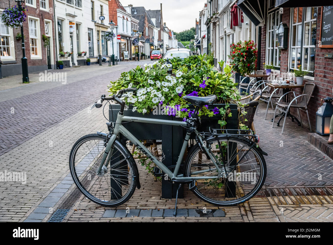 Naarden, Niederlande - 5. August 2016: malerische Straße in naarden Stadtzentrum. naarden in eine befestigte Garnisonsstadt mit einem Textilen entwickelt wurde. Stockfoto