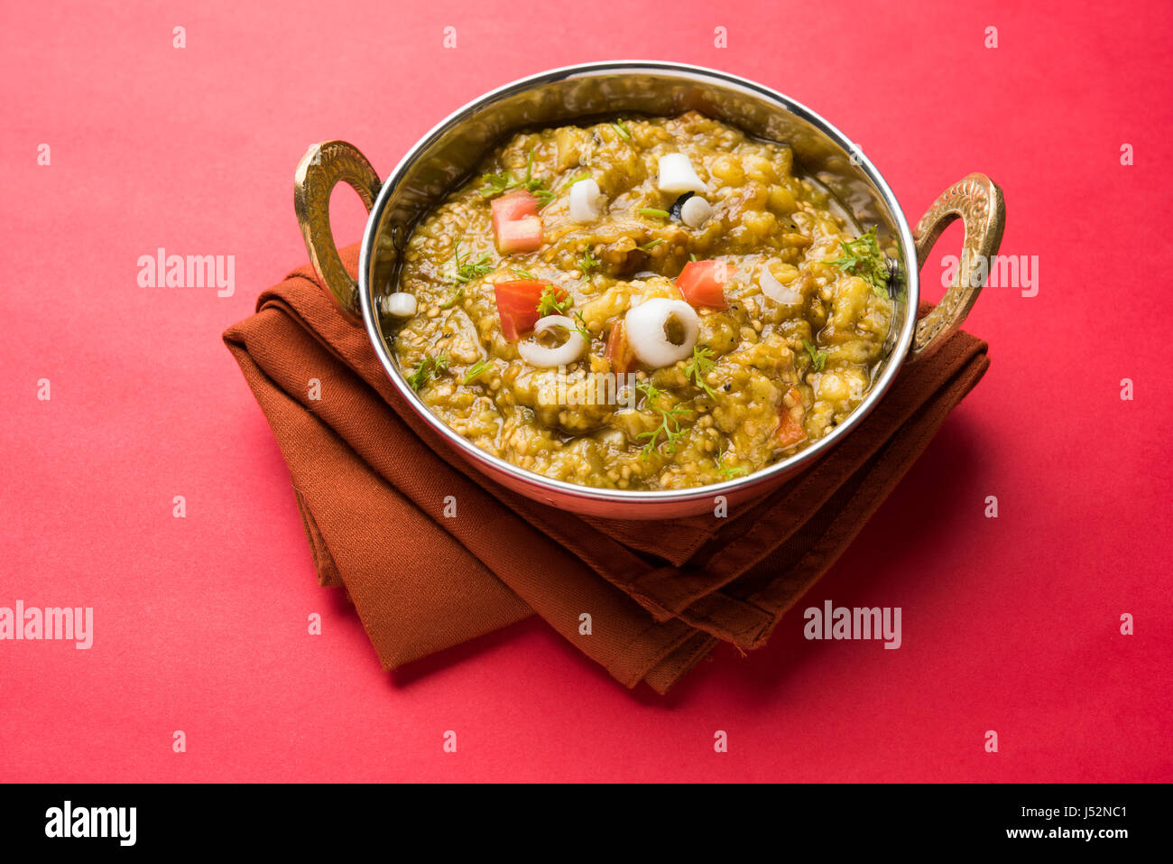 East Bharta in Hindi oder Vangyacha Bharit in Marathi oder Auberginen Braten oder Curry, Lieblings Maharashtrian Menü, selektiven Fokus Stockfoto