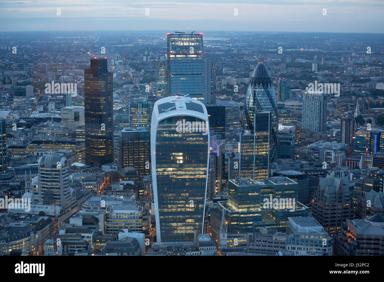 Luftbild von der City of London in der Abenddämmerung. Mit dem financial District in der Forground. Stockfoto