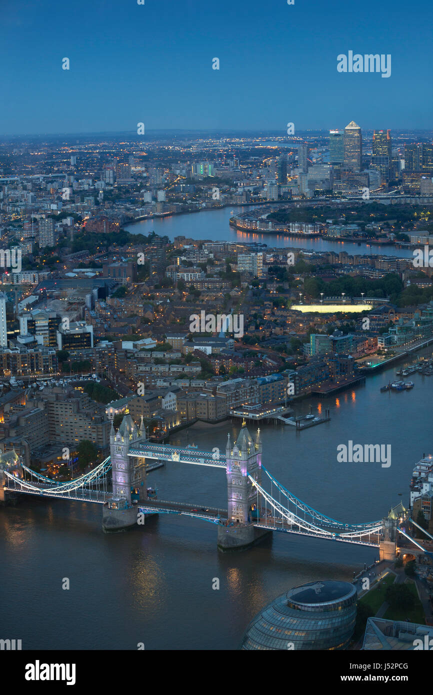 Luftaufnahme von London in der Nacht. Mit der Themse und die Tower Bridge in der Forground und Canary Wharf in der Ferne. Stockfoto