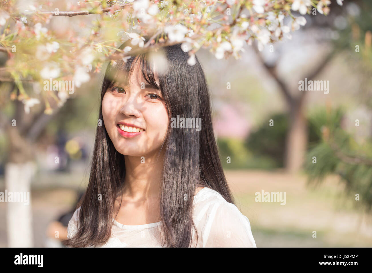 Schöne Mädchen im Frühling. Lächeln, Asien, Natur, Frühling, Stockfoto