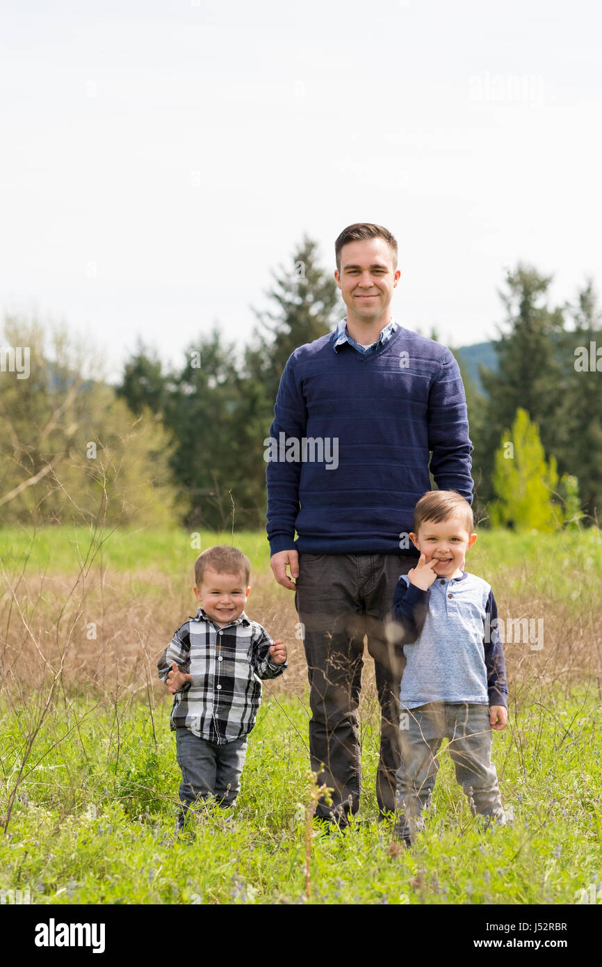 Vater und zwei Söhne Lifestyle Portrait Stockfoto